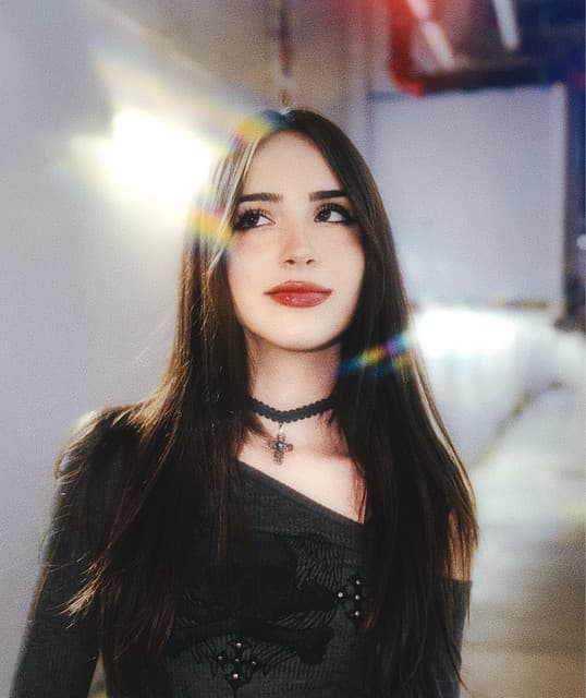 Gabriela Bee