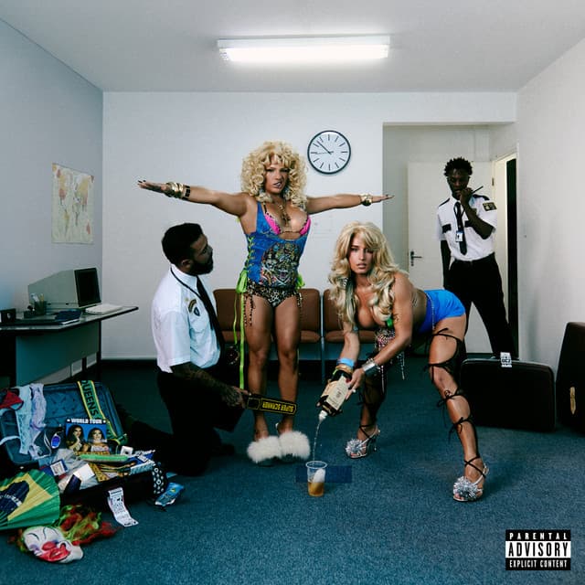 TRÊS ESPIÃS DEMAIS cover art